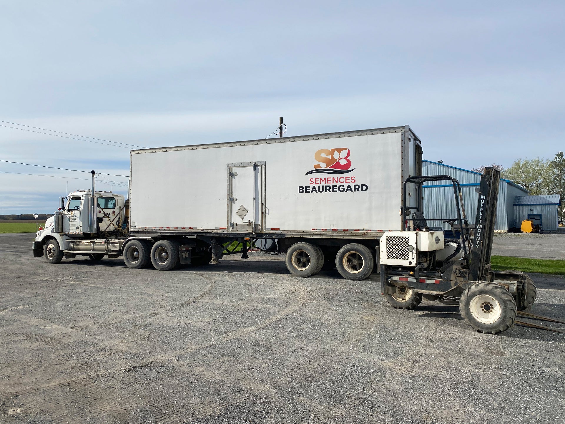 Camion et fournisseurs de Semences Beauregard